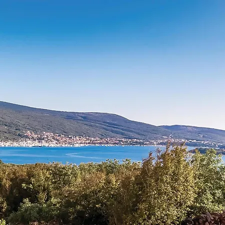 Beautiful In With House Sea View Apartmán